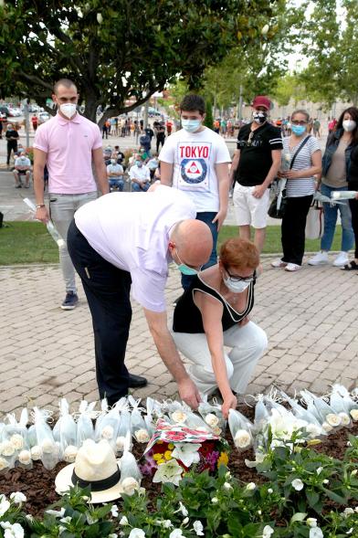 Homenaje a las Víctimas del Covid-19 - Imagen del público en general que participa en la ofrenda de flores.