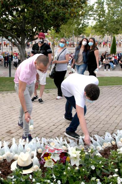 Homenaje a las Víctimas del Covid-19 - Imagen del público en general que participa en la ofrenda de flores.
