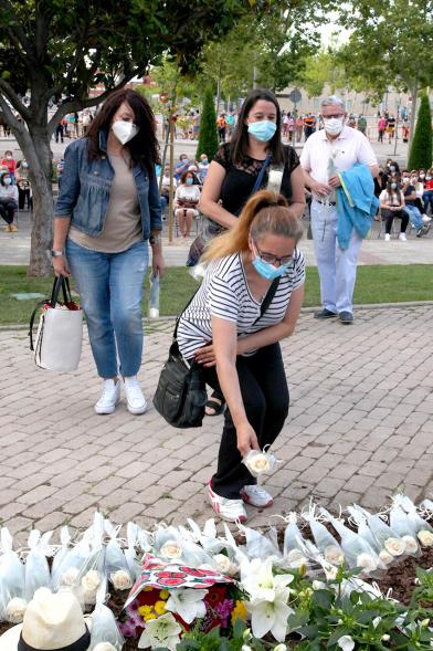 Homenaje a las Víctimas del Covid-19 - Imagen del público en general que participa en la ofrenda de flores.