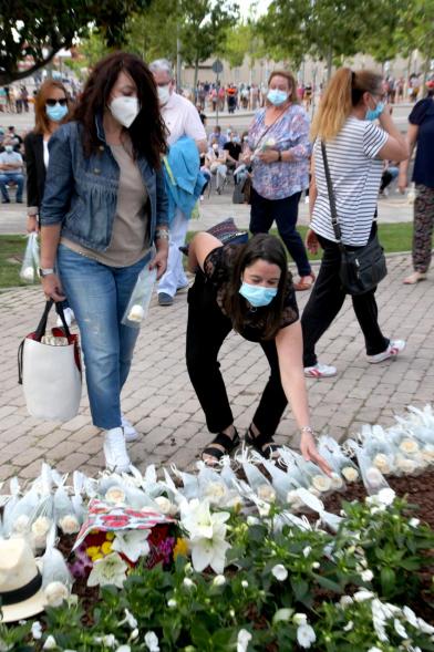 Homenaje a las Víctimas del Covid-19 -  Imagen del público en general que participa en la ofrenda de flores.