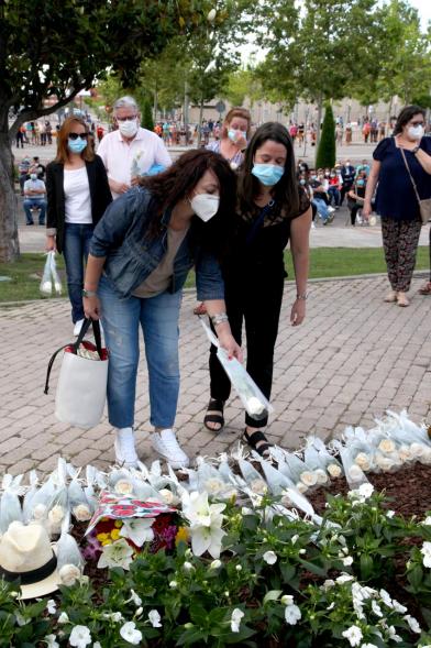 Homenaje a las Víctimas del Covid-19 - Imagen del público en general que participa en la ofrenda de flores.