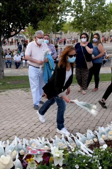 Homenaje a las Víctimas del Covid-19 -  Imagen del público en general que participa en la ofrenda de flores.
