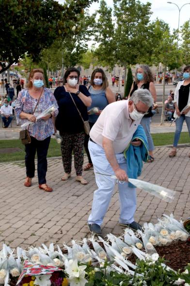 Homenaje a las Víctimas del Covid-19 - Imagen del público en general que participa en la ofrenda de flores.