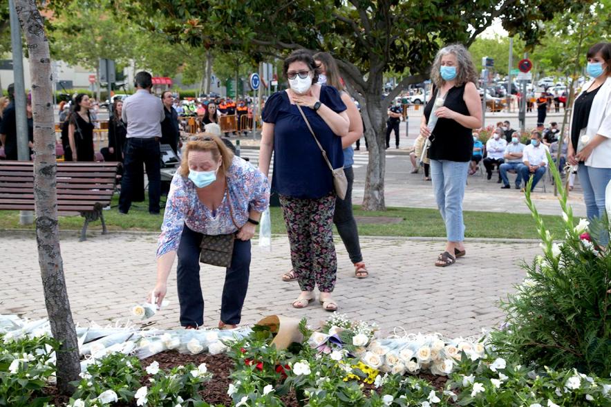 Homenaje a las Víctimas del Covid-19 -  Imagen del público en general que participa en la ofrenda de flores.