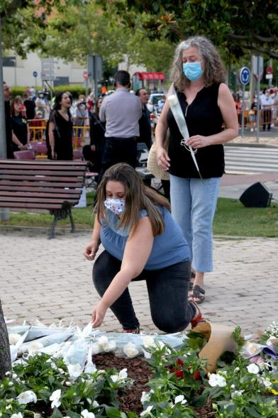 Homenaje a las Víctimas del Covid-19 - Imagen del público en general que participa en la ofrenda de flores.