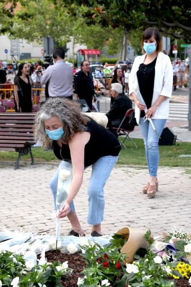 Homenaje a las Víctimas del Covid-19 - Imagen del público en general que participa en la ofrenda de flores.