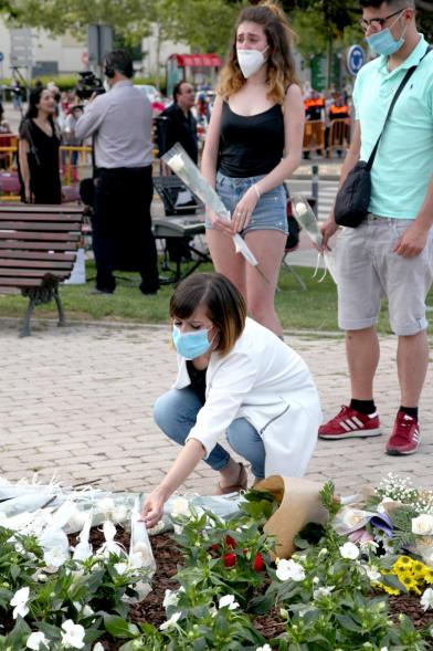 Homenaje a las Víctimas del Covid-19 - Imagen del público en general que participa en la ofrenda de flores.