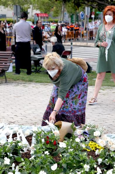 Homenaje a las Víctimas del Covid-19 -  Imagen del público en general que participa en la ofrenda de flores.
