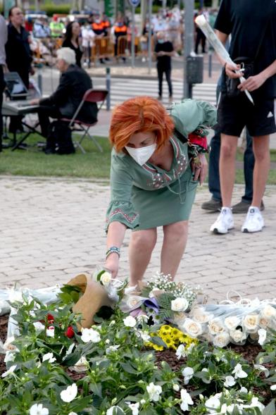Homenaje a las Víctimas del Covid-19 -  Imagen del público en general que participa en la ofrenda de flores.