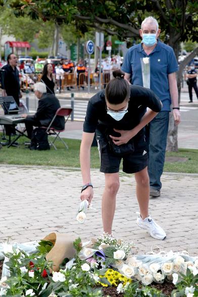 Homenaje a las Víctimas del Covid-19 - Imagen del público en general que participa en la ofrenda de flores.