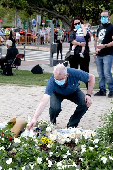 Homenaje a las Víctimas del Covid-19 -  Imagen del público en general que participa en la ofrenda de flores.
