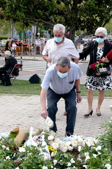 Homenaje a las Víctimas del Covid-19 -  Imagen del público en general que participa en la ofrenda de flores.