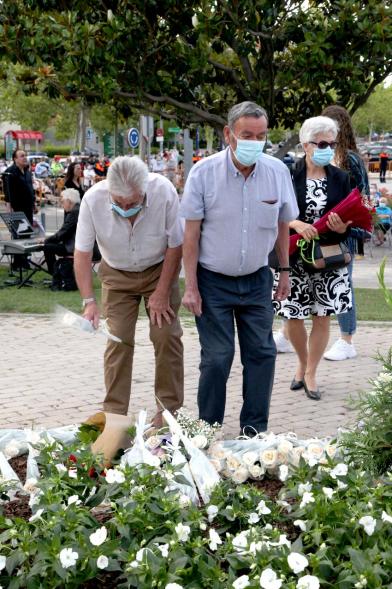 Homenaje a las Víctimas del Covid-19 - Imagen del público en general que participa en la ofrenda de flores.