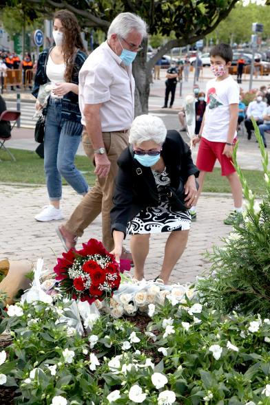 Homenaje a las Víctimas del Covid-19 - Imagen del público en general que participa en la ofrenda de flores.