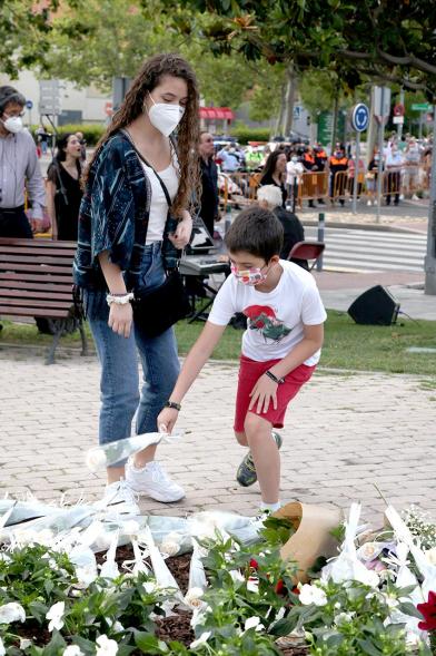 Homenaje a las Víctimas del Covid-19 - Imagen de una madre con su hijo que participa en la ofrenda de flores. 