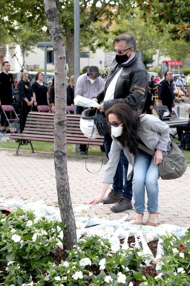 Homenaje a las Víctimas del Covid-19 - Imagen del público en general que participa en la ofrenda de flores.