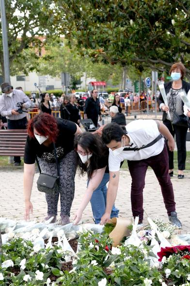 Homenaje a las Víctimas del Covid-19 - Imagen del público en general que participa en la ofrenda de flores.