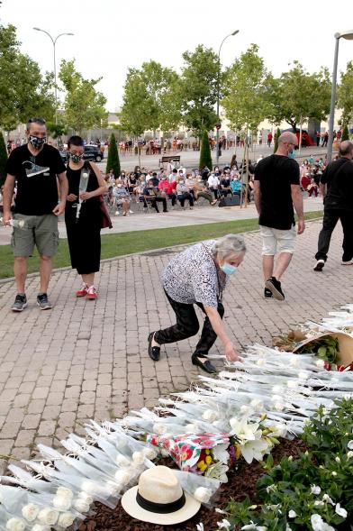 Homenaje a las Víctimas del Covid-19 - Imagen del público en general que participa en la ofrenda de flores.