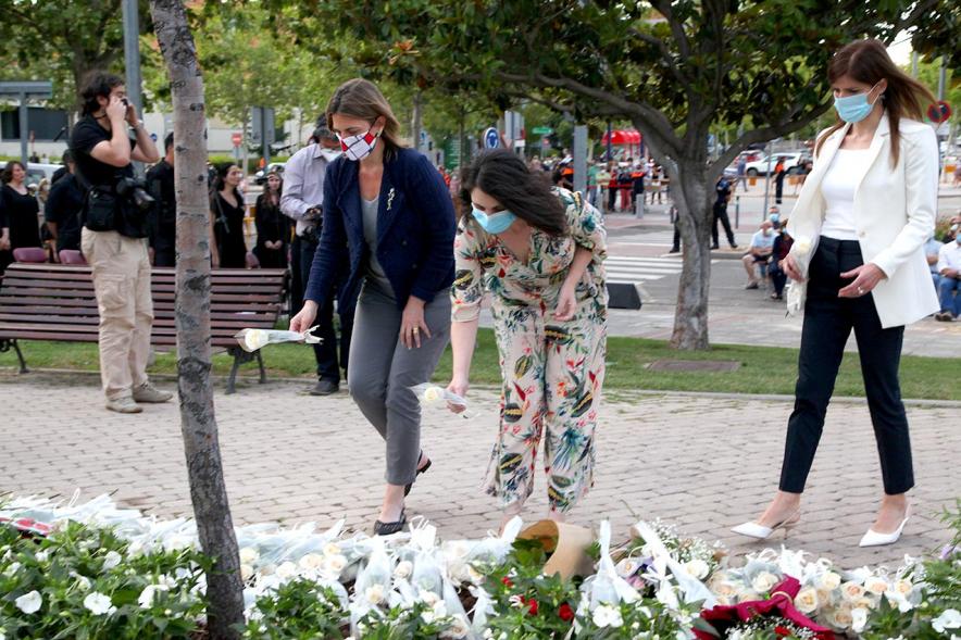 Homenaje a las Víctimas del Covid-19 - Imagen del público en general que participa en la ofrenda de flores.