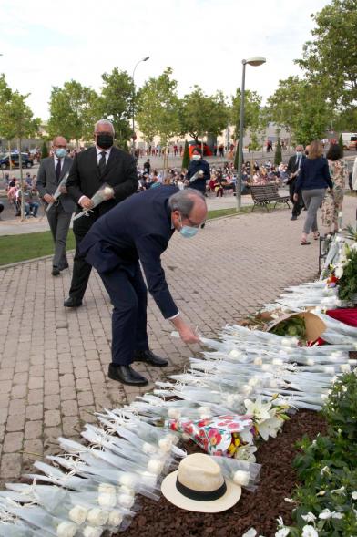 Homenaje a las Víctimas del Covid-19 -  Imagen del público en general que participa en la ofrenda de flores.