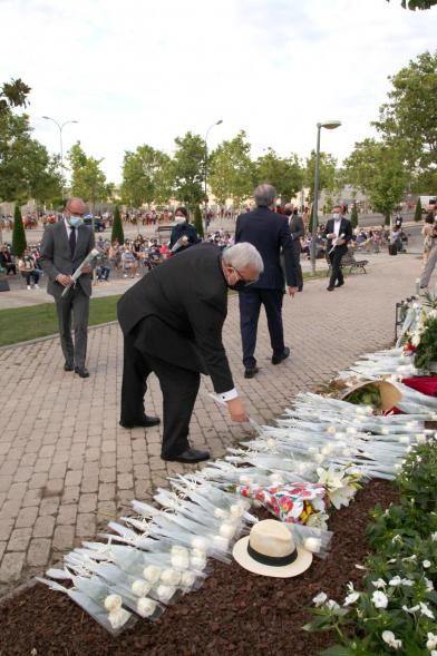 Homenaje a las Víctimas del Covid-19 - Imagen de ofrenda de flores por parte de las autoridades.