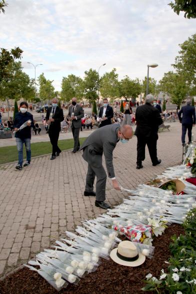 Homenaje a las Víctimas del Covid-19 - Imagen de ofrenda de flores por parte de las autoridades.