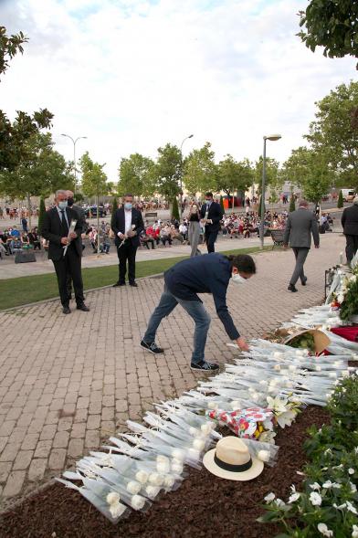 Homenaje a las Víctimas del Covid-19 - Imagen de ofrenda de flores por parte de las autoridades.