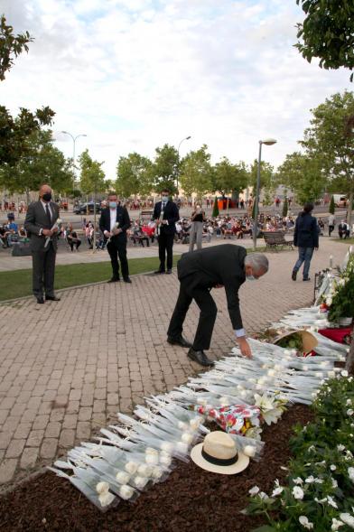 Homenaje a las Víctimas del Covid-19 - Imagen de ofrenda de flores por parte de las autoridades.