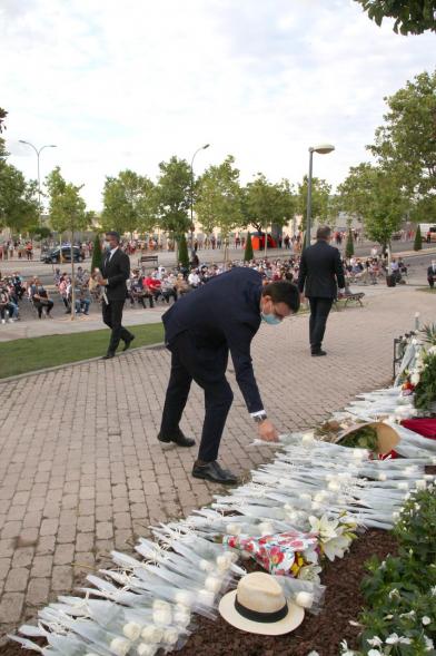 Homenaje a las Víctimas del Covid-19 - Imagen del vicealcalde Miguel Ángel Arranz en el momento de hacer la ofrenda.