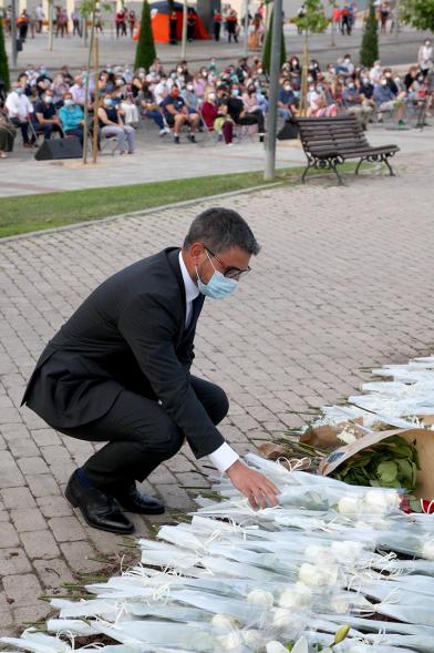 Homenaje a las Víctimas del Covid-19 - Imagen del alcalde Rafael Sánchez Acera en el momento de hacer la ofrenda de la flor.