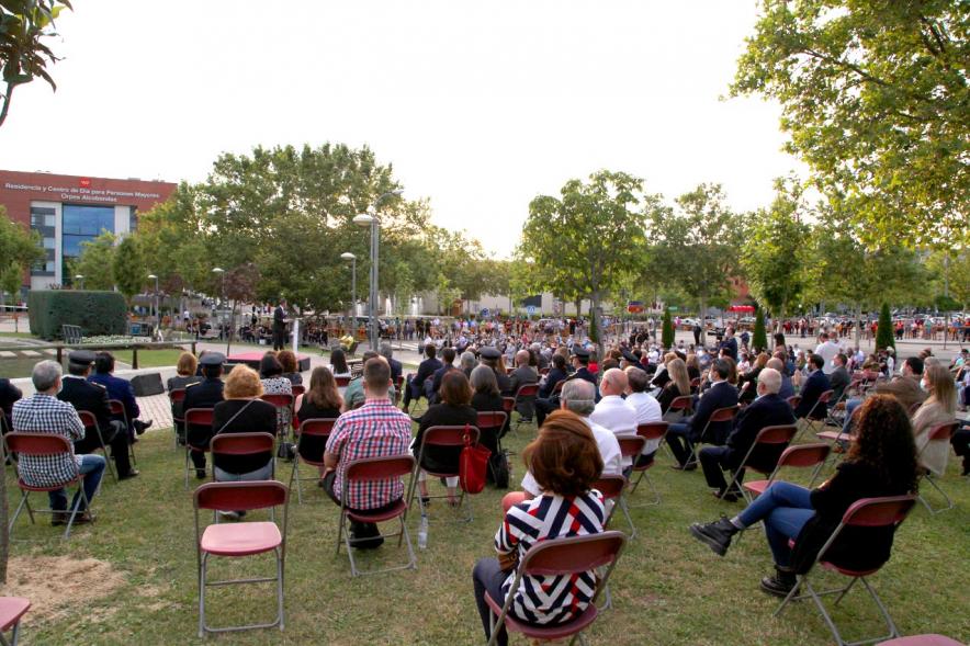 Homenaje a las Víctimas del Covid-19 - Imagen panorámica del "Jardín de la Memoria" donde se está llevando a cabo la ofrenda floral.