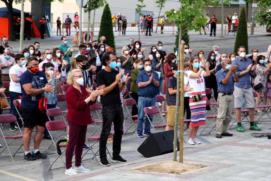 Homenaje a las Víctimas del Covid-19 -  Imagen del público asistente, aplaudiendo.