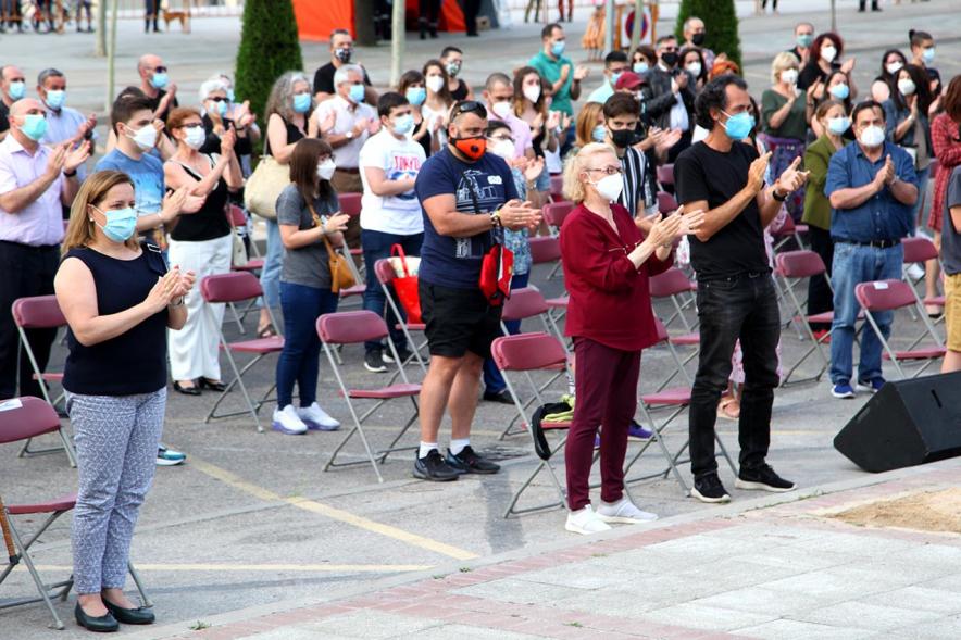 Homenaje a las Víctimas del Covid-19 - Imagen del público asistente, aplaudiendo.
