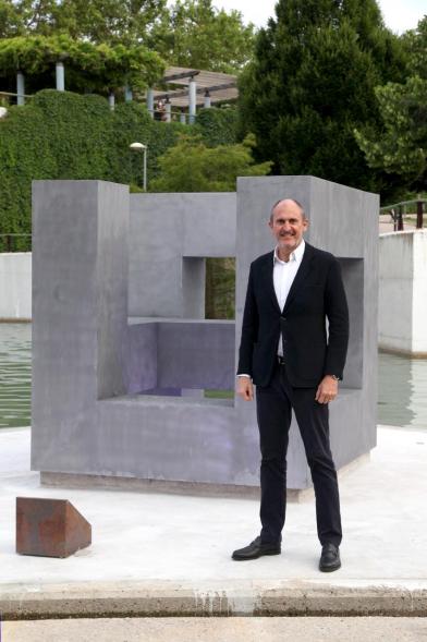 Homenaje a las Víctimas del Covid-19 - Imagen de la escultura 'Isla de la luz' creada por artista local Daniel Ibarzabal.