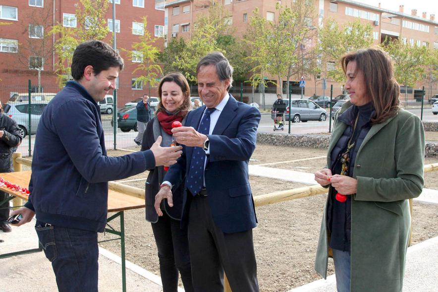 Alcalde Ignacio de Vinuesa, concejalas Paloma Cano Suarez, María José Ortiz, haciendo entrega de las llaves al beneficiario. 2019