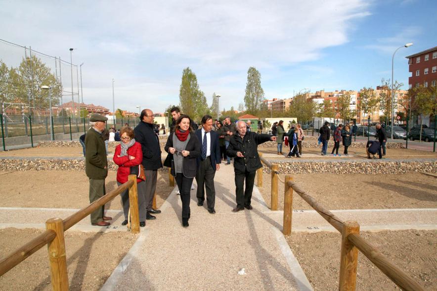 Alcalde Ignacio de Vinuesa, concejalas Paloma Cano Suarez, María José Ortiz  visitando la zona de los huertos. 2019