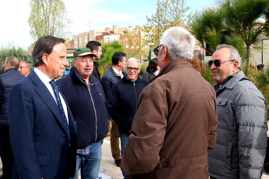 Alcalde Ignacio de Vinuesa, hablando con asistentes al evento. 2019