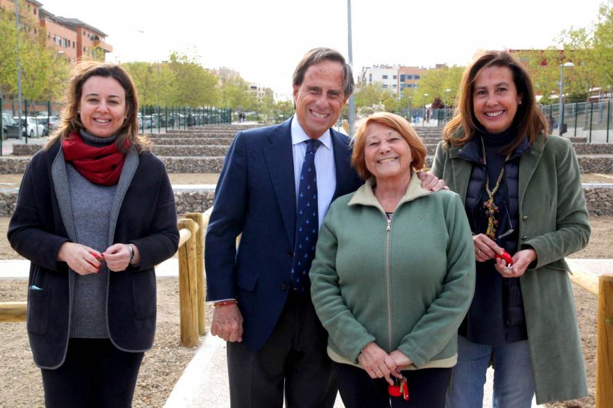 Alcalde Ignacio de Vinuesa, concejalas Paloma Cano Suarez, María José Ortiz, haciendo entrega de las llaves al beneficiario. 2019