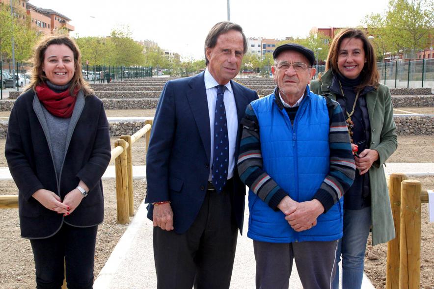 Alcalde Ignacio de Vinuesa, concejalas Paloma Cano Suarez, María José Ortiz, haciendo entrega de la llave al beneficiario. 2019