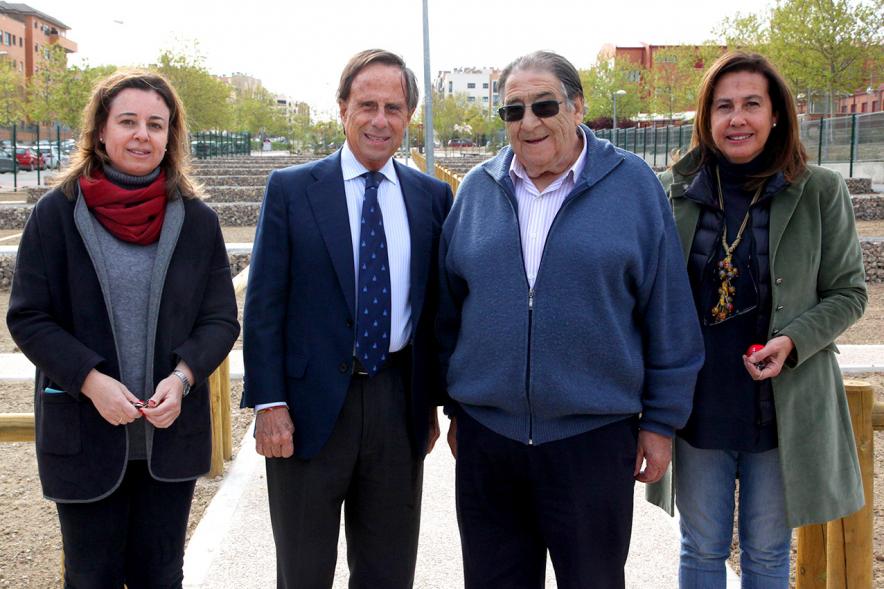 Alcalde Ignacio de Vinuesa, concejalas Paloma Cano Suarez, María José Ortiz, haciendo entrega de la llave al beneficiario. 2019