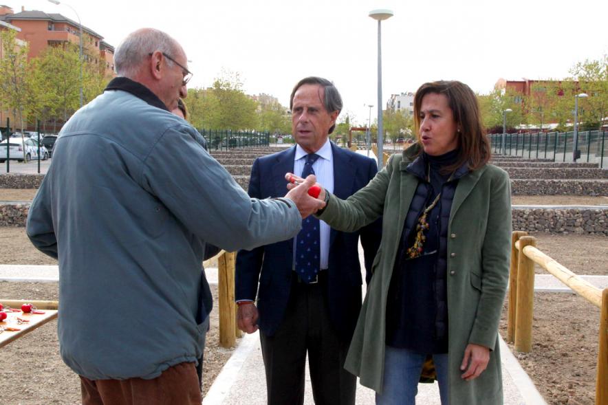 Alcalde Ignacio de Vinuesa y concejala Paloma Cano Suarez, haciendo entrega de las llaves al beneficiario. 2019