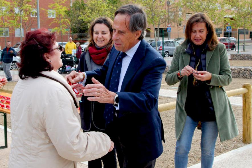 Alcalde Ignacio de Vinuesa, concejalas Paloma Cano Suarez, María José Ortiz, haciendo entrega de las llaves al beneficiario. 2019