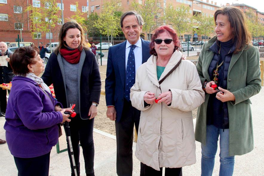 Alcalde Ignacio de Vinuesa, concejalas Paloma Cano Suarez, María José Ortiz, haciendo entrega de las llaves a los beneficiarios. 2019