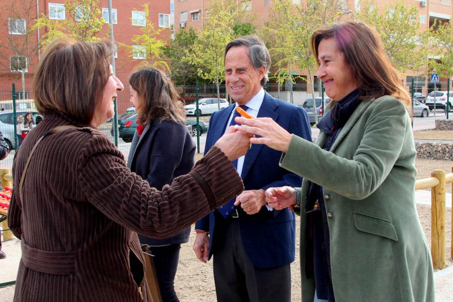 Alcalde Ignacio de Vinuesa, concejalas Paloma Cano Suarez, María José Ortiz, haciendo entrega de las llaves al beneficiario. 2019
