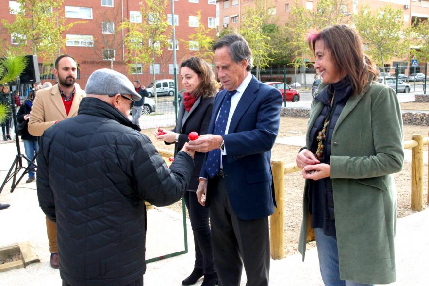 Alcalde Ignacio de Vinuesa, concejalas Paloma Cano Suarez, María José Ortiz, haciendo entrega de las llaves al beneficiario. 2019