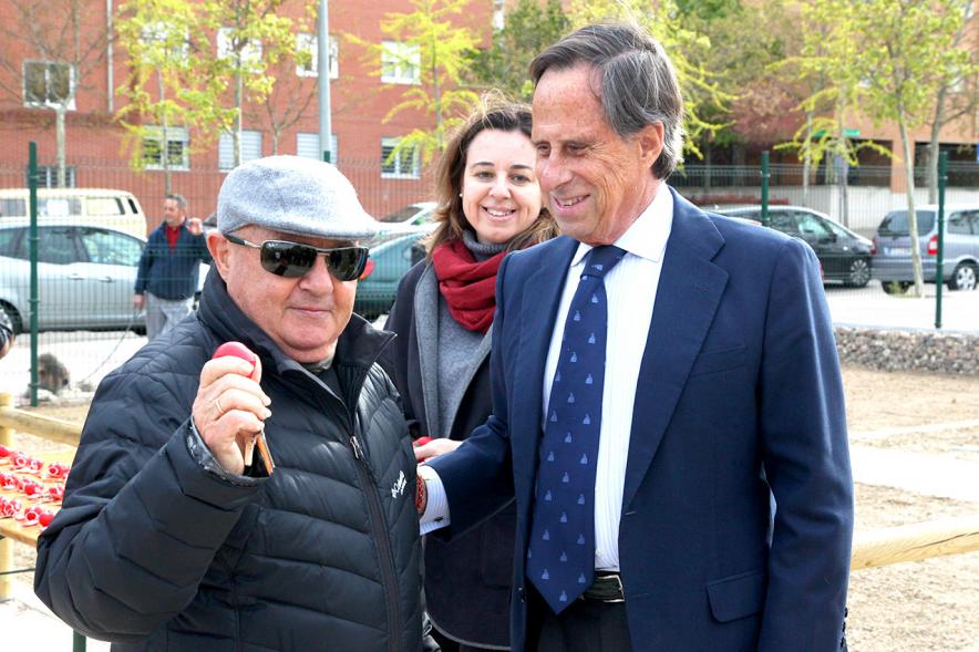 Alcalde Ignacio de Vinuesa y concejala  María José Ortiz, haciendo entrega de las llaves al beneficiario. 2019