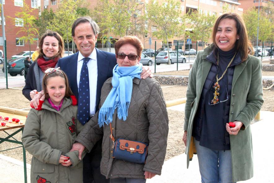 Alcalde Ignacio de Vinuesa, concejalas Paloma Cano Suarez, María José Ortiz, haciendo entrega de las llaves al beneficiario. 2019