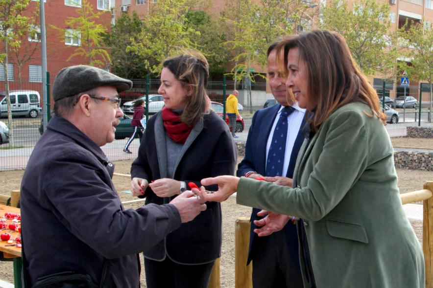 Alcalde Ignacio de Vinuesa, concejalas Paloma Cano Suarez, María José Ortiz, haciendo entrega de las llaves al beneficiario. 2019