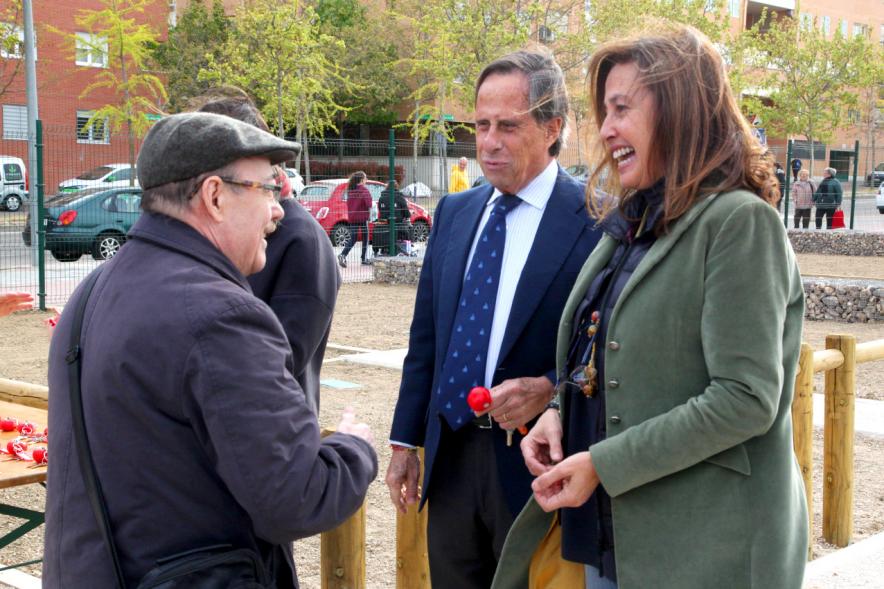 Alcalde Ignacio de Vinuesa y concejala Paloma Cano Suarez, haciendo entrega de las llaves al beneficiario. 2019