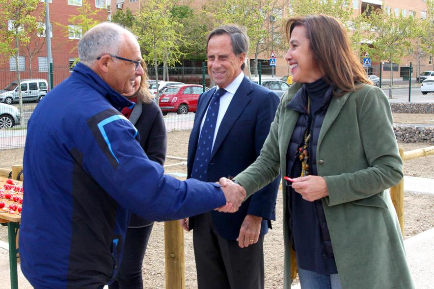Alcalde Ignacio de Vinuesa, concejalas Paloma Cano Suarez, María José Ortiz, haciendo entrega de las llaves al beneficiario. 2019